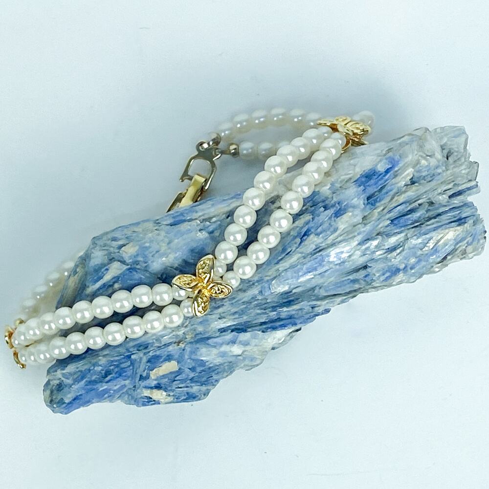 Double Strand White and Gold Tone Beaded Bracelet. - Picture 3 of 6